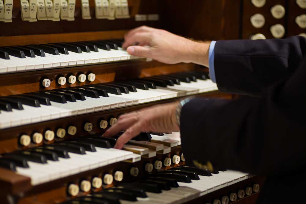 picture of organist